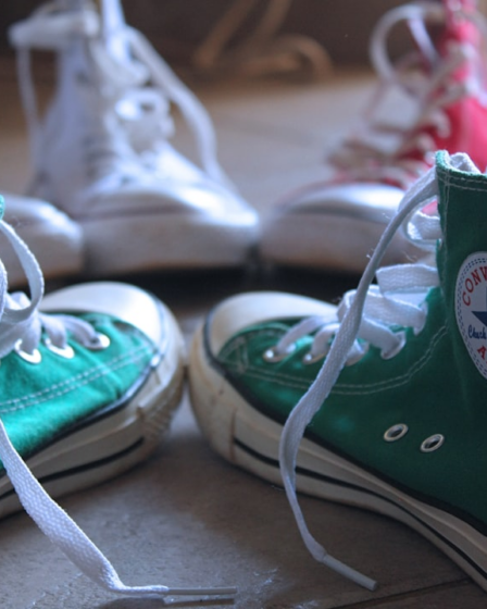 closeup photo of green Converse high-top sneakers — Foto por Andrew Itaga na Unsplash