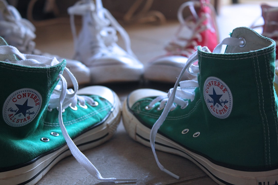 closeup photo of green Converse high-top sneakers — Foto por Andrew Itaga na Unsplash
