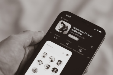 person holding black iphone 4 — Foto por Dmitry Mashkin na Unsplash