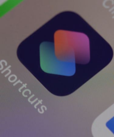 blue and green logo on computer screen — Foto por Dimitri Karastelev na Unsplash