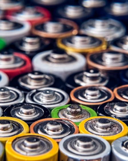 brown green and blue round buttons — Foto por Roberto Sorin na Unsplash