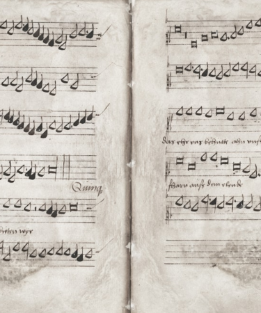 Old handwritten musical score on aged paper — Foto por Europeana na Unsplash