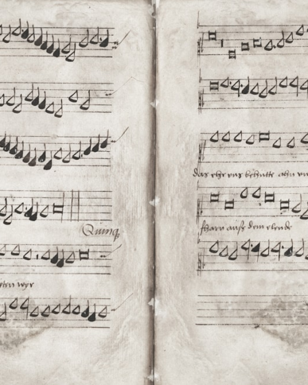 Old handwritten musical score on aged paper — Foto por Europeana na Unsplash