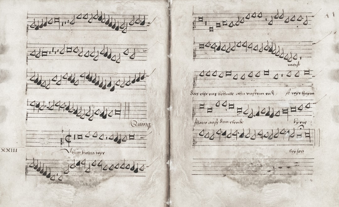 Old handwritten musical score on aged paper — Foto por Europeana na Unsplash