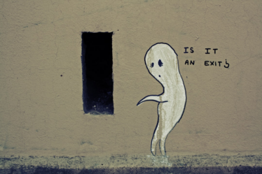 a drawing of a ghost is painted on the side of a building — Foto por Bertrand Colombo na Unsplash