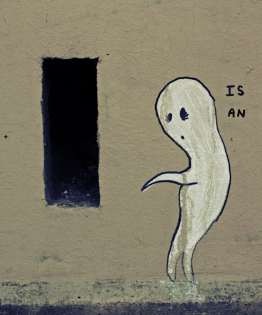 a drawing of a ghost is painted on the side of a building — Foto por Bertrand Colombo na Unsplash