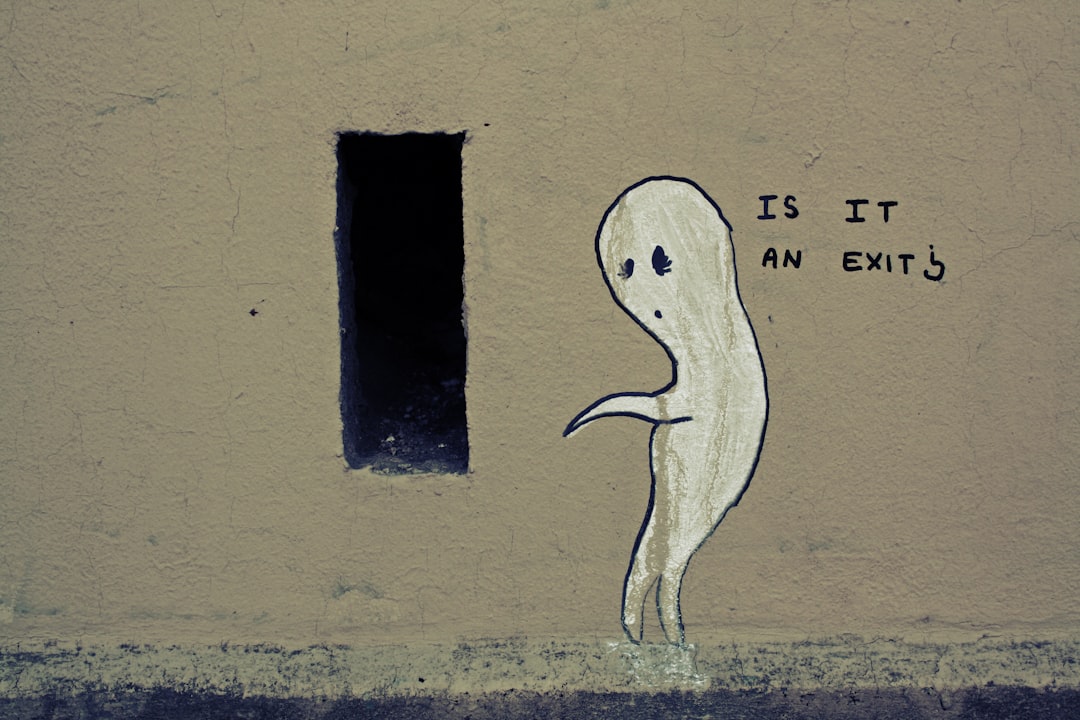 a drawing of a ghost is painted on the side of a building — Foto por Bertrand Colombo na Unsplash