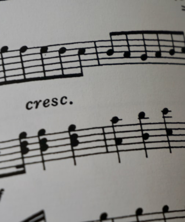 a close up of a book with musical notes — Foto por Karen Chew na Unsplash