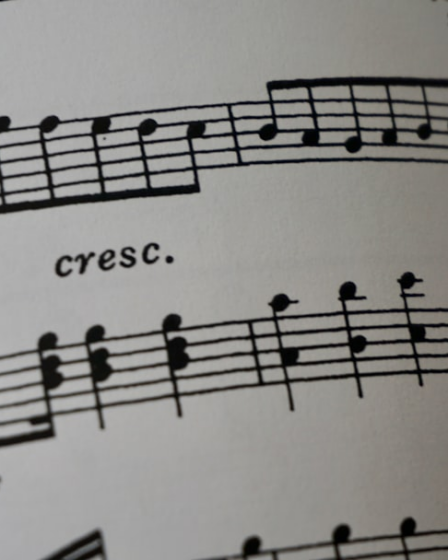 a close up of a book with musical notes — Foto por Karen Chew na Unsplash