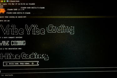 Computer screen displays "vibe vibe coding" text. — Foto por Bernd 📷 Dittrich na Unsplash