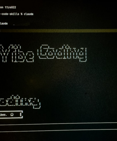 Computer screen displays "vibe vibe coding" text. — Foto por Bernd 📷 Dittrich na Unsplash