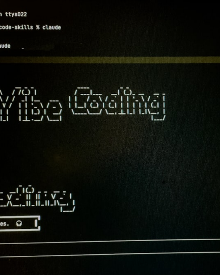 Computer screen displays "vibe vibe coding" text. — Foto por Bernd 📷 Dittrich na Unsplash