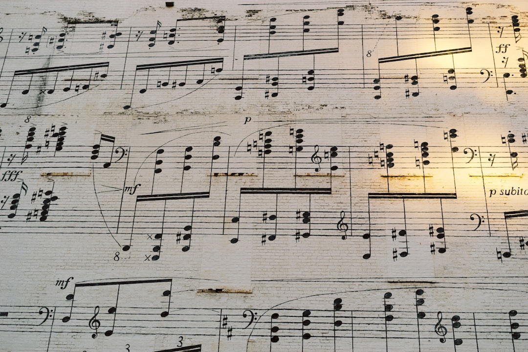 musical notes on white paper — Foto por weston m na Unsplash