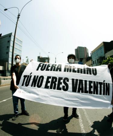 2 women holding white and black banner — Foto por wilson montoya na Unsplash