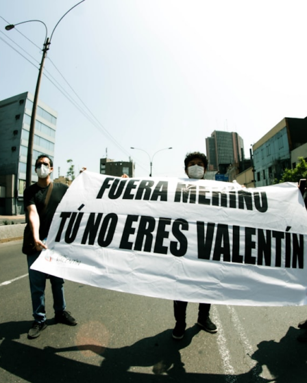2 women holding white and black banner — Foto por wilson montoya na Unsplash