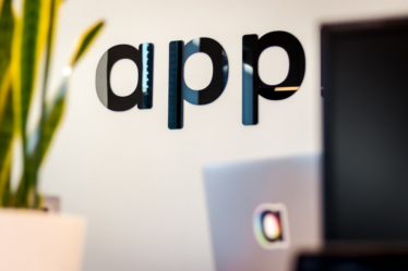 black app sign on white wall — Foto por Tim van der Kuip na Unsplash