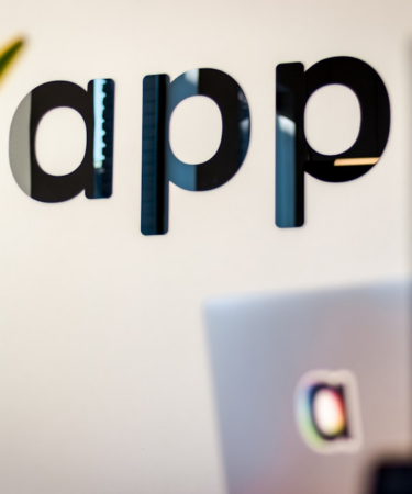 black app sign on white wall — Foto por Tim van der Kuip na Unsplash