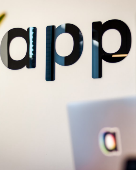 black app sign on white wall — Foto por Tim van der Kuip na Unsplash