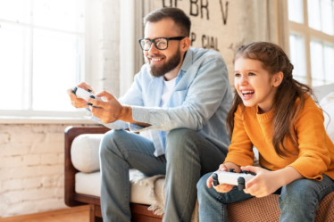 a person and a girl playing video games — Foto por Wemax Projectors na Unsplash
