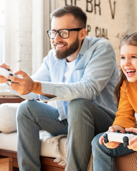 a person and a girl playing video games — Foto por Wemax Projectors na Unsplash