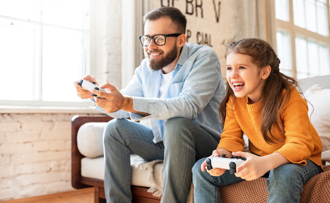a person and a girl playing video games — Foto por Wemax Projectors na Unsplash