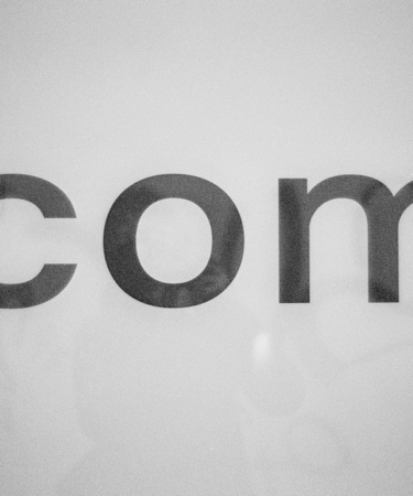 a black and white photo of the word comm — Foto por Markus Spiske na Unsplash