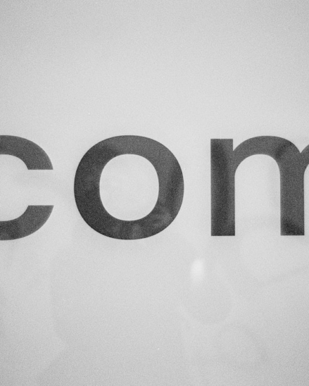 a black and white photo of the word comm — Foto por Markus Spiske na Unsplash