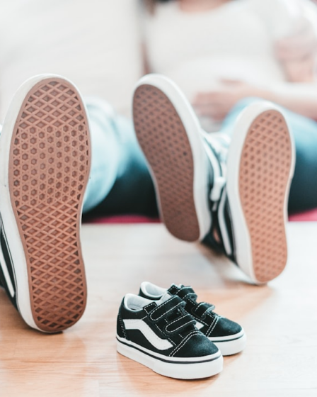 black and white nike sneakers — Foto por Julian Hochgesang na Unsplash