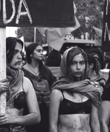 grayscale photography of women marching — Foto por L'Odyssée Belle na Unsplash