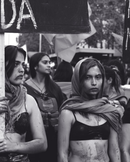 grayscale photography of women marching — Foto por L'Odyssée Belle na Unsplash