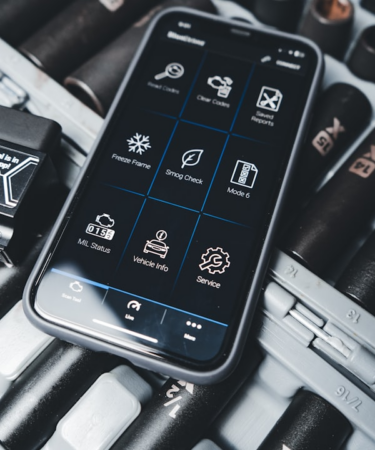 a cell phone sitting on top of a keyboard — Foto por Erik Mclean na Unsplash