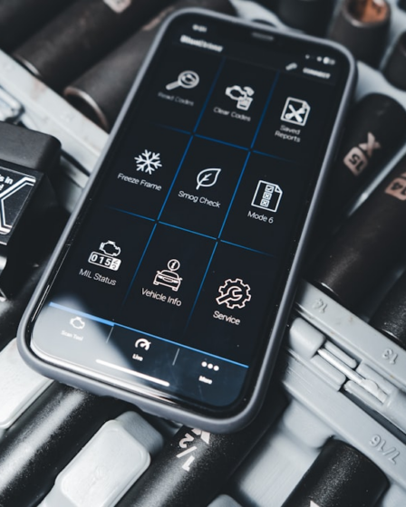 a cell phone sitting on top of a keyboard — Foto por Erik Mclean na Unsplash
