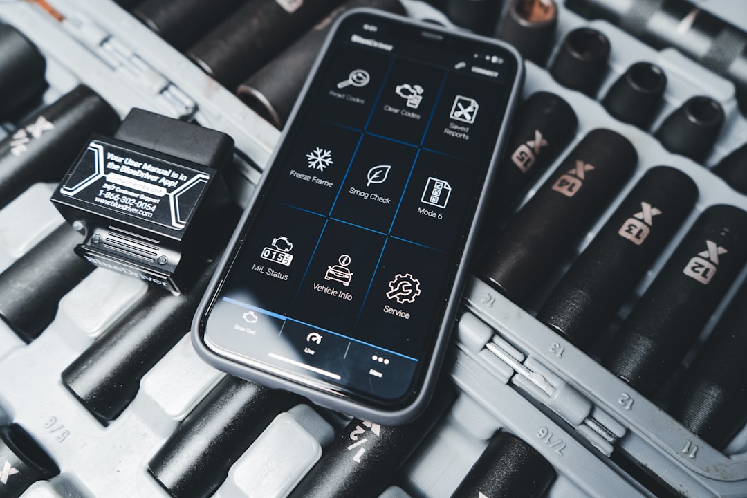 a cell phone sitting on top of a keyboard — Foto por Erik Mclean na Unsplash