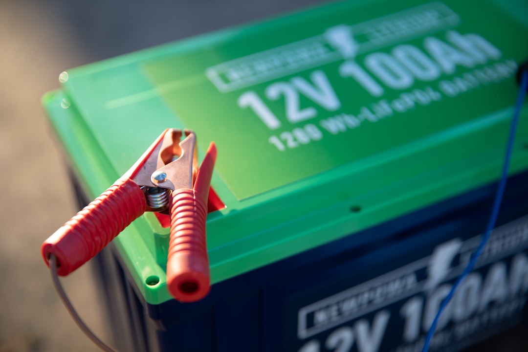 a red and green battery with a pair of pliers attached to it — Foto por Newpowa na Unsplash