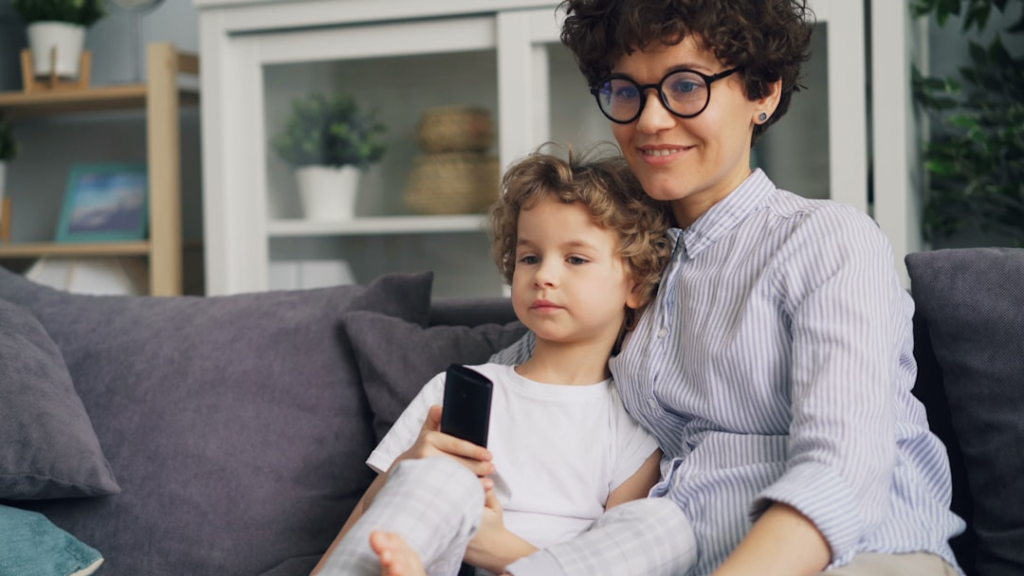 a woman and a child sitting on a couch — Foto por Vitaly Gariev na Unsplash