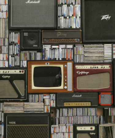 black and brown electronic devices — Foto por Belinda Fewings na Unsplash