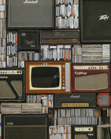 black and brown electronic devices — Foto por Belinda Fewings na Unsplash