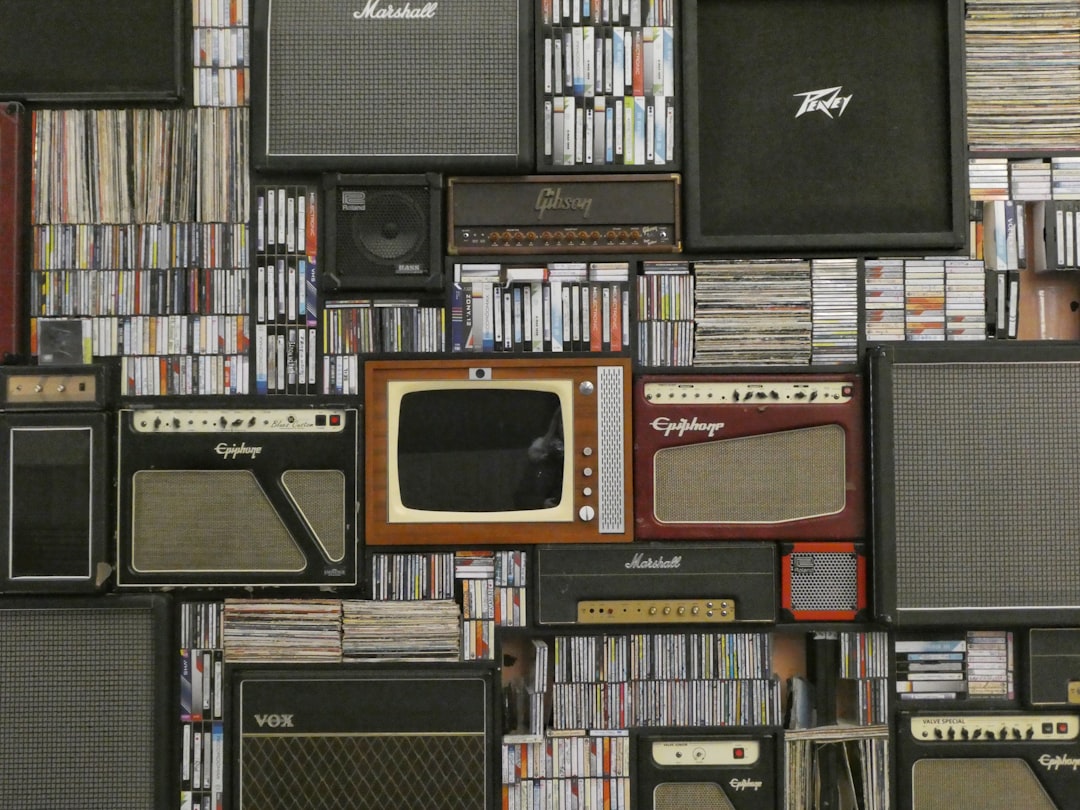 black and brown electronic devices — Foto por Belinda Fewings na Unsplash