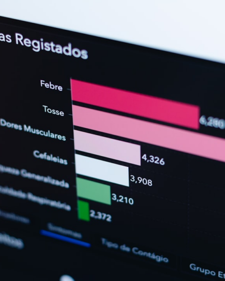 black flat screen computer monitor — Foto por KOBU Agency na Unsplash
