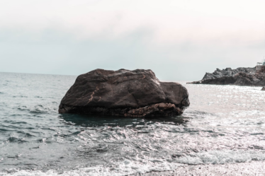 gray rocks on water — Foto por Folco Masi na Unsplash