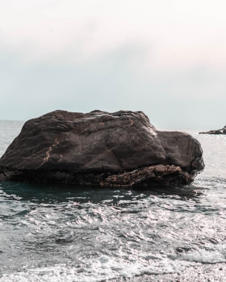 gray rocks on water — Foto por Folco Masi na Unsplash