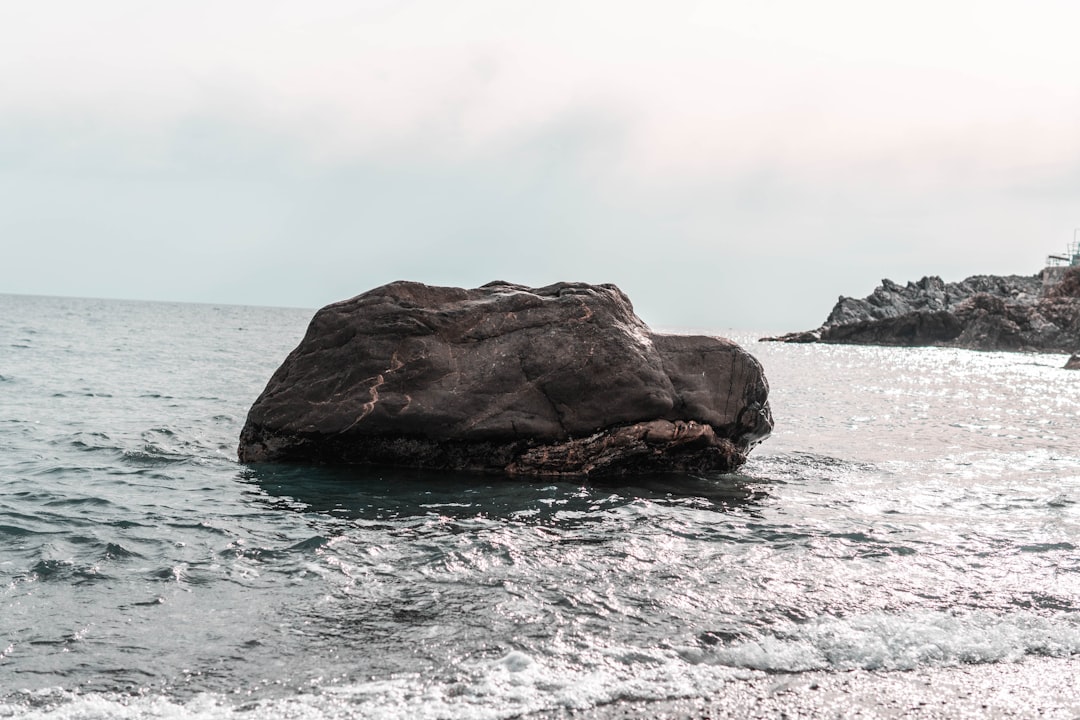 gray rocks on water — Foto por Folco Masi na Unsplash
