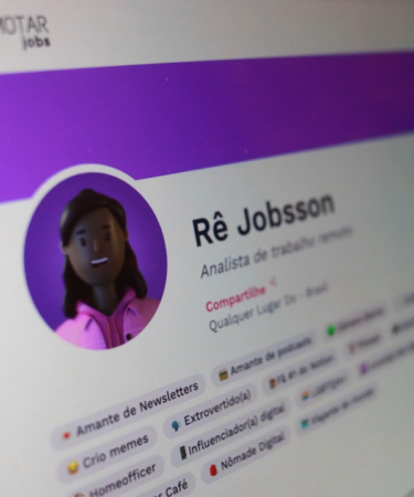 a computer screen with a woman's profile on it — Foto por Remotar Jobs na Unsplash