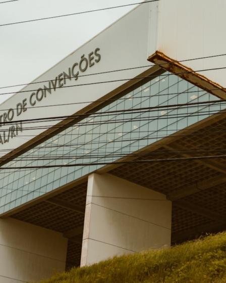 Convention center building in natal/rn with power lines overhead. — Foto por Ivett M na Unsplash