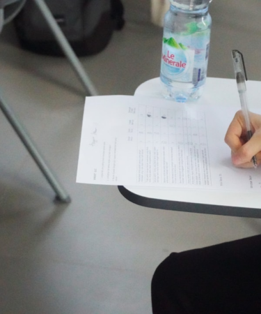 a person writing on a piece of paper — Foto por Billy Albert na Unsplash