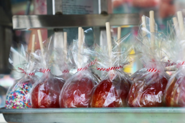 Candy apples on sticks, sticks wrapped in plastic — Foto por David Trinks na Unsplash