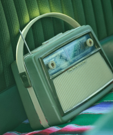 gray cassette radio — Foto por Milivoj Kuhar na Unsplash