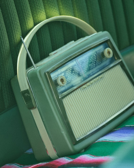 gray cassette radio — Foto por Milivoj Kuhar na Unsplash