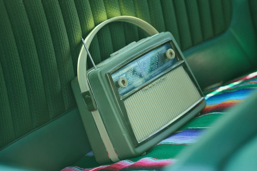 gray cassette radio — Foto por Milivoj Kuhar na Unsplash