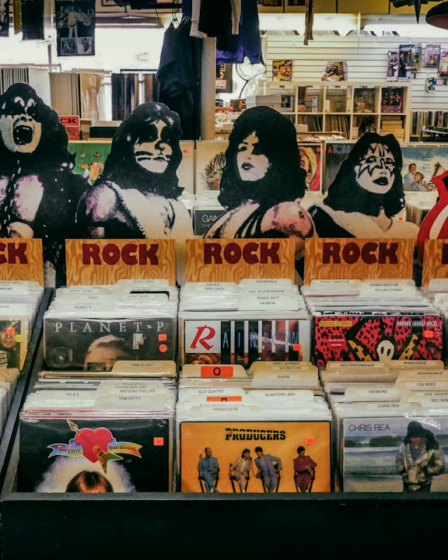 U Kiss store cases — Foto por Mick Haupt na Unsplash